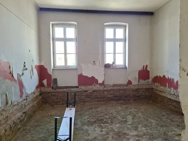 Derzeitiger Zustand: ein Zimmer Richtung Straße
