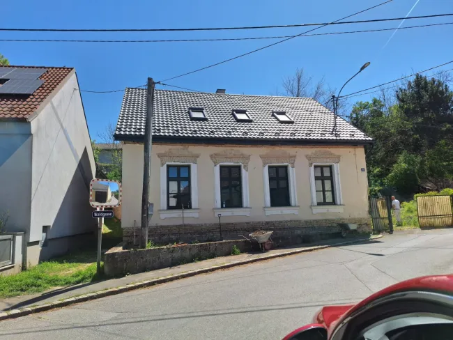 Nordansicht des Hauses, von der Straße gesehen