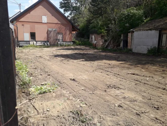 Der planierte Garten Richtung  Haus