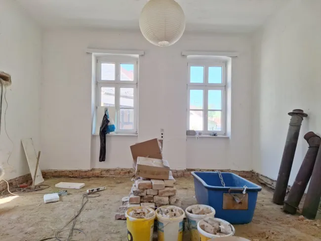Derzeitiger Zustand: eines der Zimmer Richtung Straße
