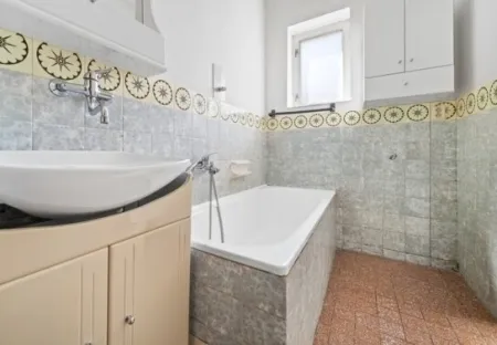 Das Bad mit Wanne