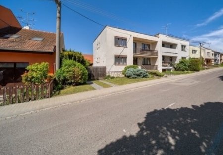 Straßenansicht, das linke Haus ist zu verkaufen