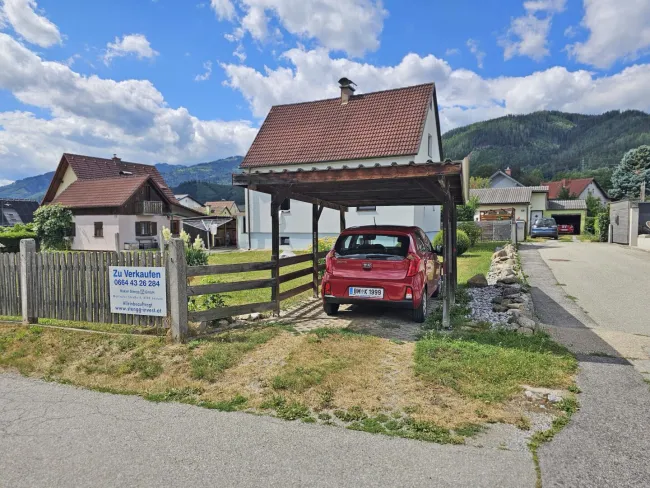 Einfamilienhaus mit 3 Zimmer, Wohnküche, Bad mit Dusche, WC, ebener Garten, Carport, überdachte Laube. - Titelbild