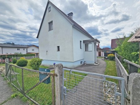 Einfamilienhaus mit 3 Zimmer, Wohnküche, Bad mit Dusche, WC, ebener Garten, Carport, überdachte Laube.