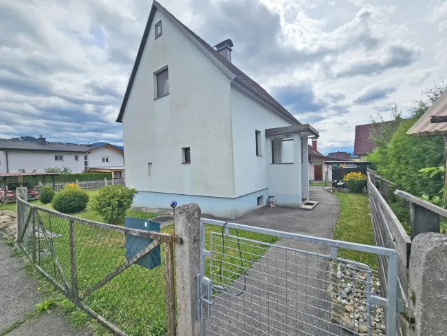 Einfamilienhaus mit 3 Zimmer, Wohnküche, Bad mit Dusche, WC, ebener Garten, Carport, überdachte Laube. - Bild