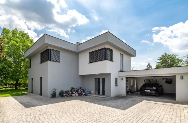 Ruhige Lage trifft Familienkomfort - Einfamilienhaus auf 729m² Fahnengrundstück in Strasshof - Titelbild
