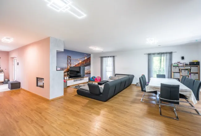 Ruhige Lage trifft Familienkomfort - Einfamilienhaus auf 729m² Fahnengrundstück in Strasshof - Bild
