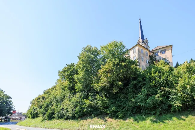 Propstei mit der Kirche im Hintergrund