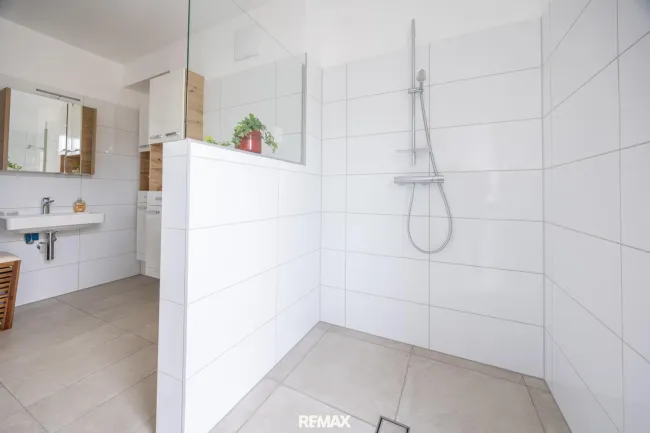 Badezimmer mit großzügiger Walk-in-Dusche