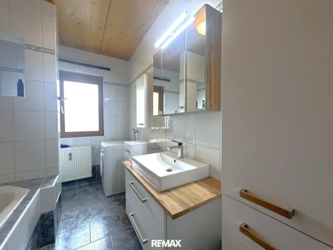 Tageslichtbad mit Badewanne