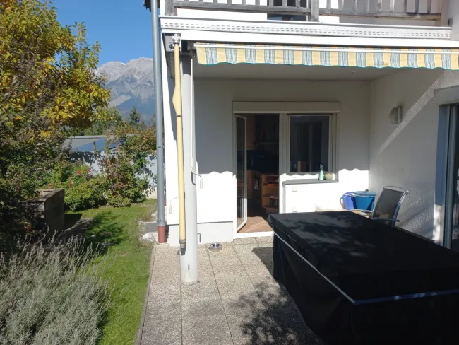 Blick auf die Süd-Terrasse mit Zugang zur Küche