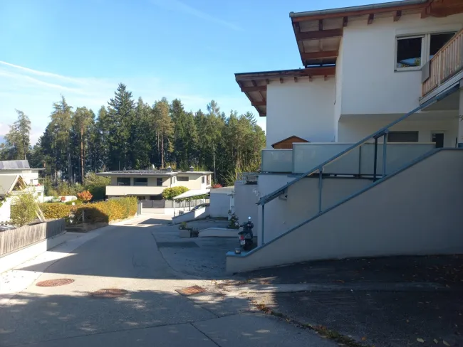 Ansicht Haus von verkehrsberuhigter Straße