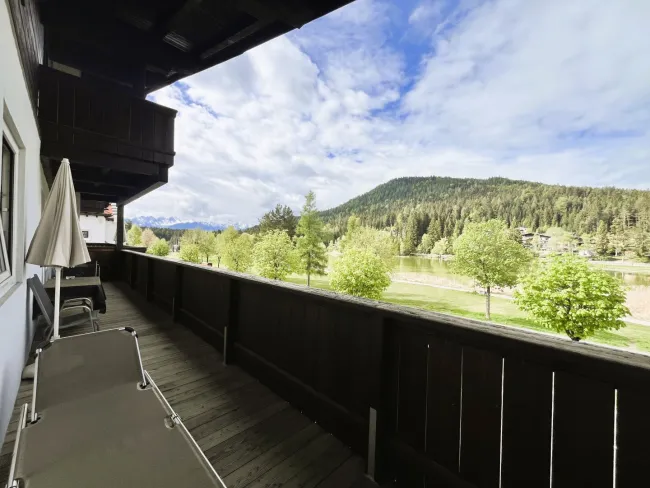 Überdachter Balkon mit ca. 12m² und Seeblick