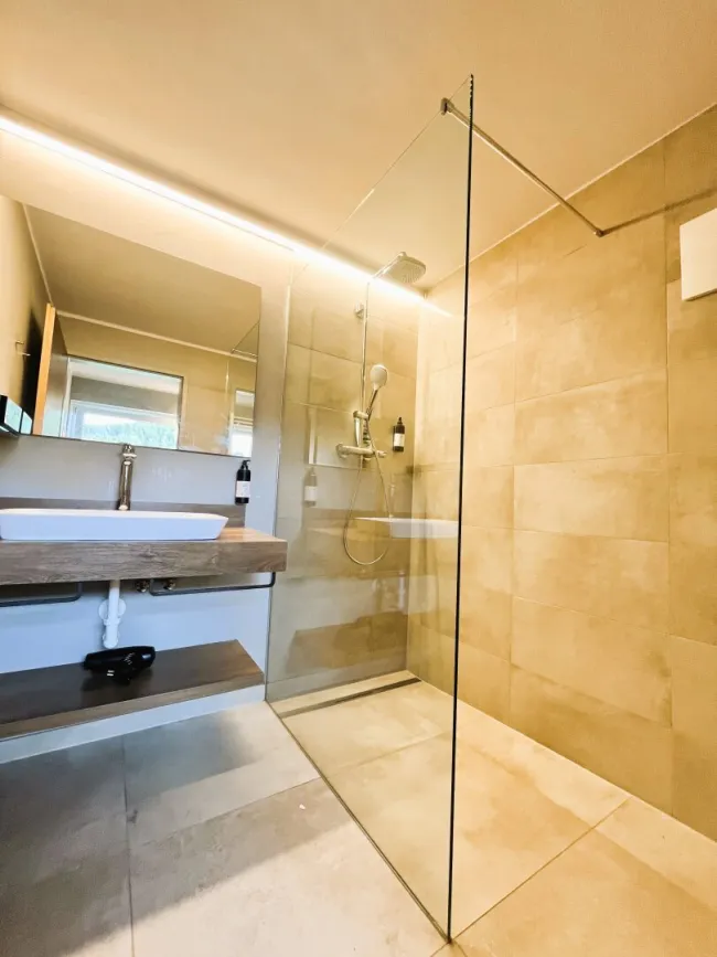 Modernes Bad mit Walk-In-Dusche