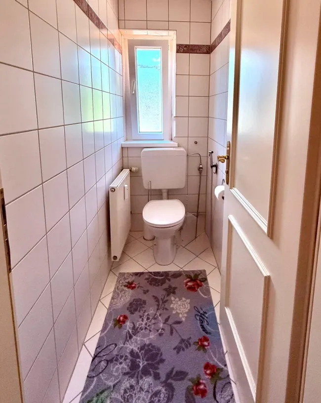 Separates WC mit Fenster