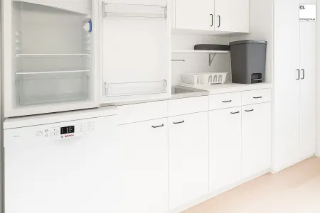 Teeküche mit Kühlschrank, Geschirrspülmaschine