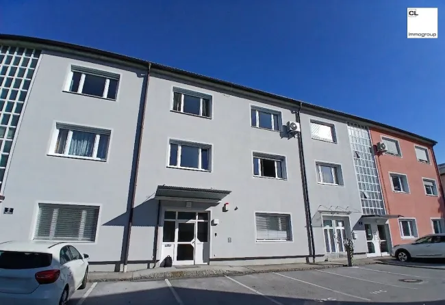 Außenansicht zu Große Top-Gewerbeimmobilie in Salzburg Maxglan; helle, hohe Räume, EG+1.OG mit 372m² Bürofläche + 12m² Lager; angenehmes Raum- und Arbeitsklima; ruhige Lage mit Park- und Grünflächen direkt vor dem Haus