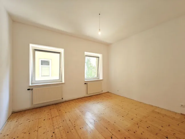 Vorgarten: Gemütliche Balkonwohnung + Idealer Grundriss + Sonniges Wohnzimmer + Teilbar auf 2-3 Zimmer - Bild