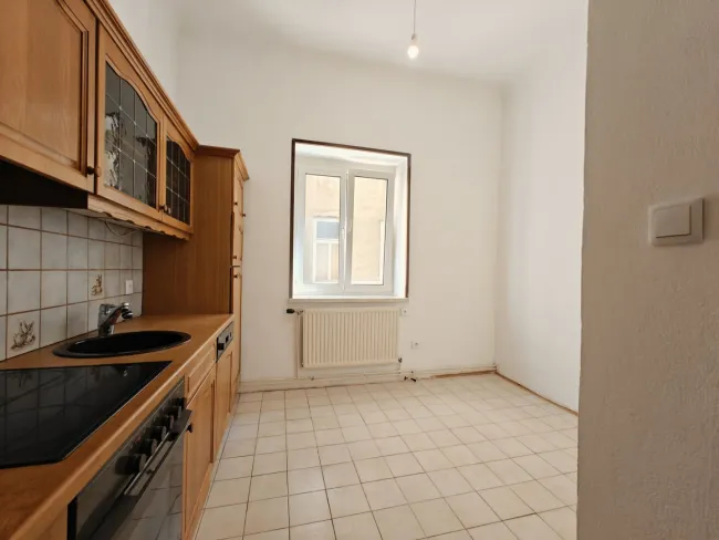 Vorgarten: Gemütliche Balkonwohnung + Idealer Grundriss + Sonniges Wohnzimmer + Teilbar auf 2-3 Zimmer - Bild