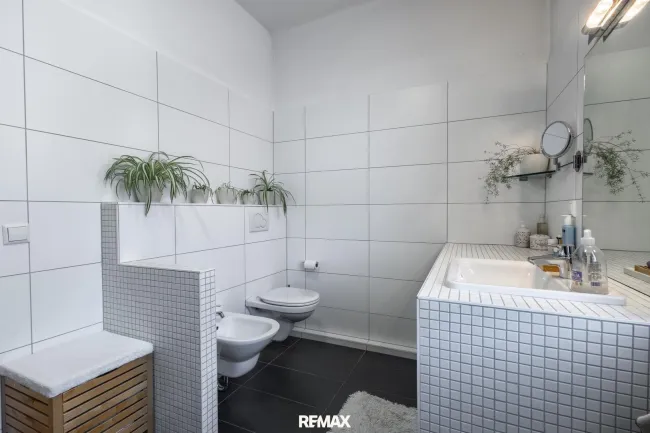 Bad mit WC und Dusche 1 OG