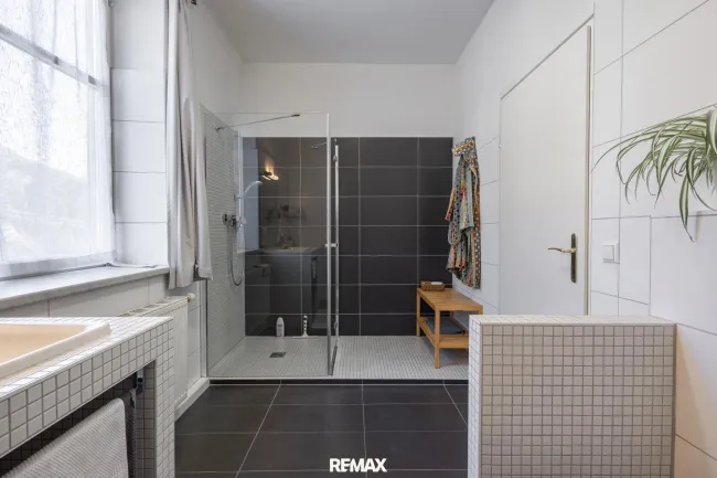 Bad mit WC und Dusche 1 OG