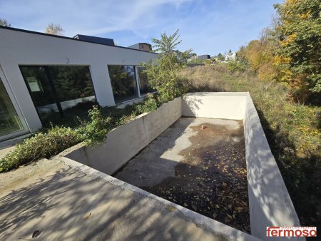 Zwei Reihenhäuser mit großem Grundstück & Pool – Rohbauprojekt mit viel Potenzial