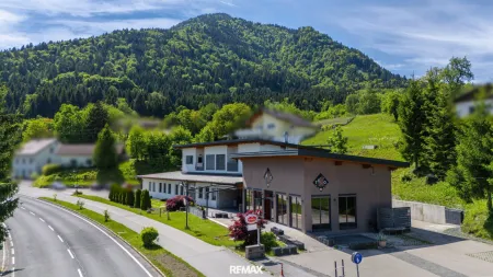 Vielseitige Gewerbeimmobilie mit Gastronomie, Gewerbeflächen & vermieteten Wohnungen nahe der italienischen Grenze