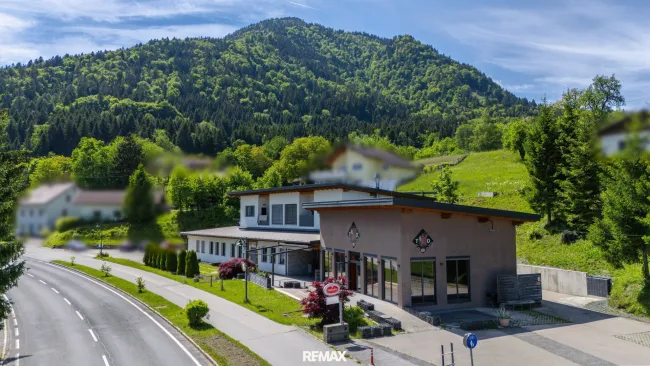 Vielseitige Gewerbeimmobilie mit Gastronomie, Gewerbeflächen & vermieteten Wohnungen nahe der italienischen Grenze - Titelbild