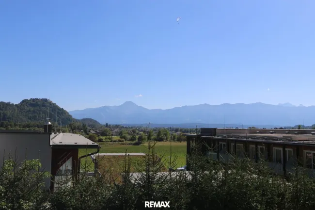 Blick zur Burgruine Landskron und zu den Karawanke