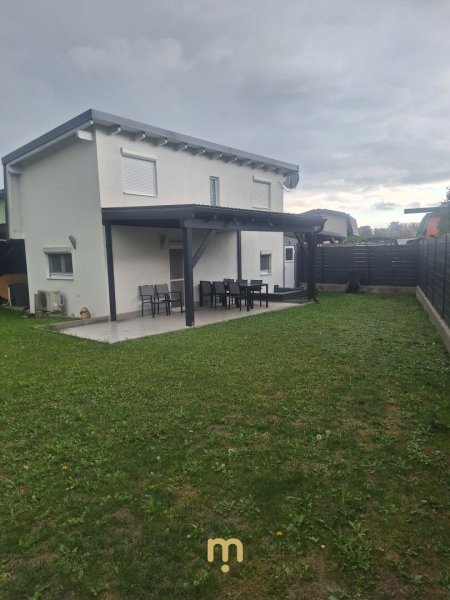 Modernes Wohnen auf Eigengrund – Stilvolles Kleingartenhaus mit Wohnkeller und Garten