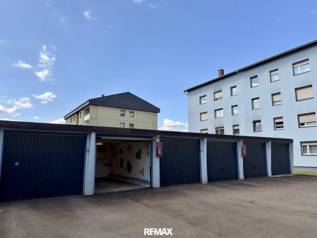 Garage und Hausansicht