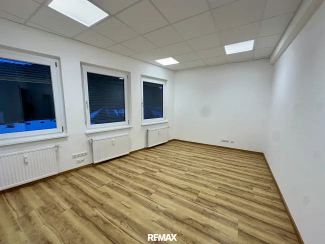 Großzügiges Büro