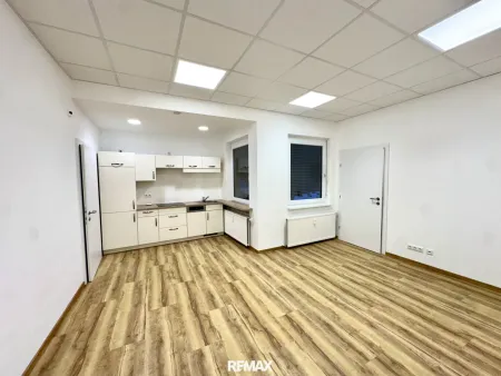 Küche mit Aufenthaltsbereich