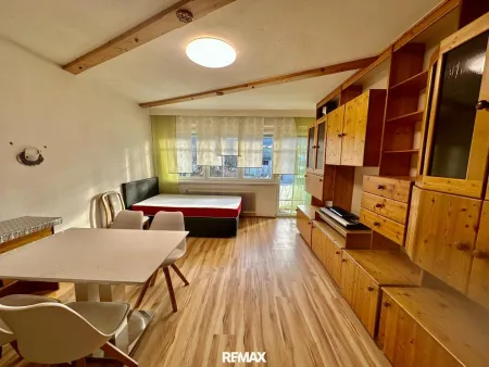 Wohnzimmer mit Balkonzugang
