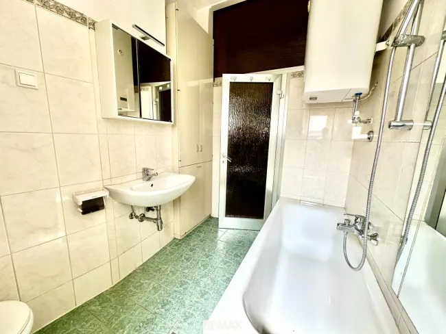 Bad mit Badewanne