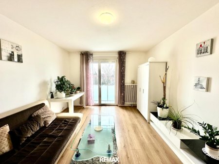 Wohnzimmer mit Zugang auf den Balkon