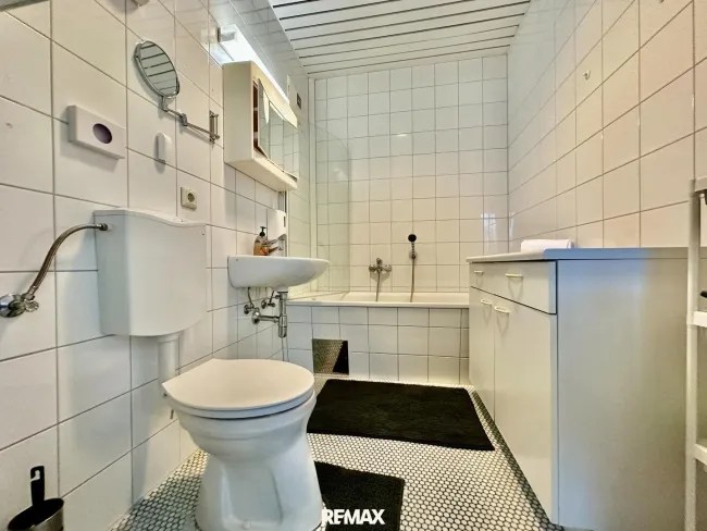 Bad mit Badewanne und WC