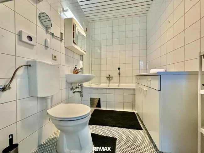 Bad mit Badewanne und WC