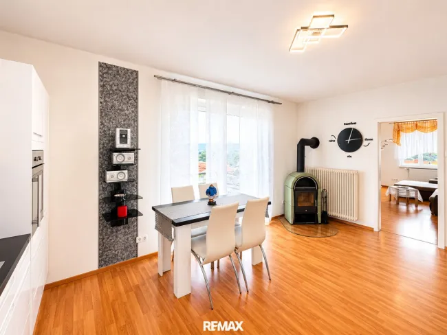 2-Zimmer-Eigentumswohnung mit Balkon und kompletter Möblierung - Bild