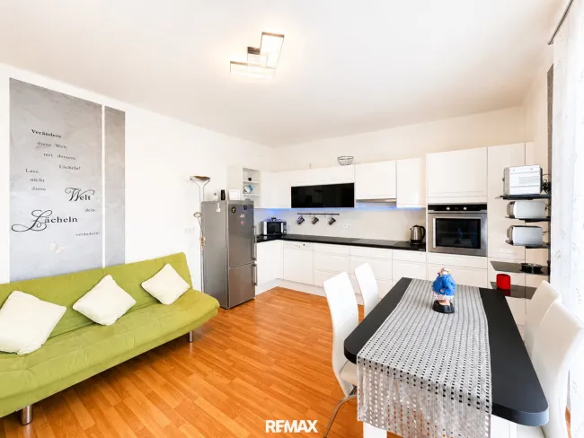 2-Zimmer-Eigentumswohnung mit Balkon und kompletter Möblierung - Bild