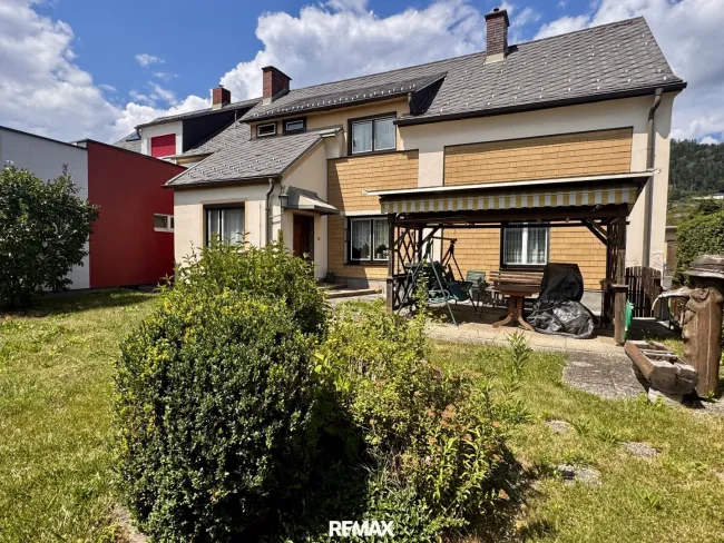 Ansicht Haus und Garten vor dem Haus