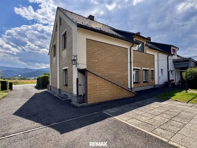 Ansicht Haus, Einfahrt u. Parkplatz