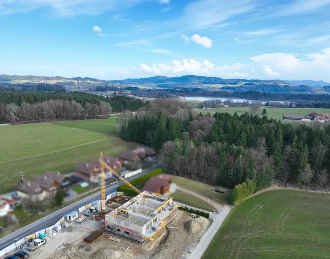 Gartenwohnung in Perwang am Grabensee – Erstbezug in Seenähe | Fertigstellung Sommer 2027 - Bild