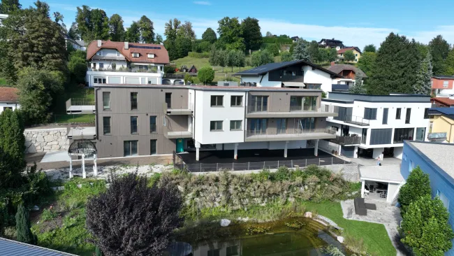 ERSTBEZUG: Wohnung mit Garten & Terrasse – Nur 500 m zum Stadtkern und zur Seepromenade - Titelbild