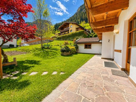 Wohnen wie im Haus: 5 Zimmer, Garten, Terrasse und flexible Nutzung auf zwei Ebenen