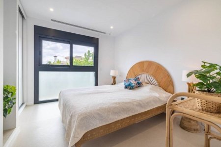 Moderne Neubau-Doppelhaushälfte mit Pool und Meerblick in Puig de Ros, Mallorca