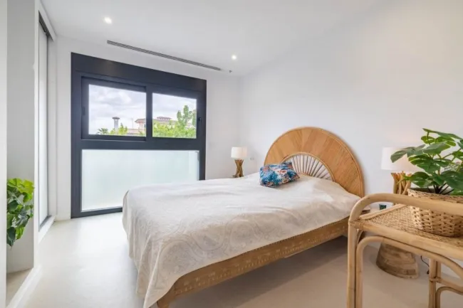 Moderne Neubau-Doppelhaushälfte mit Pool und Meerblick in Puig de Ros, Mallorca - Bild
