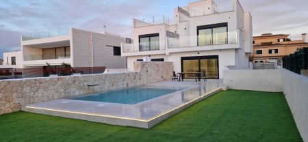 Moderne Neubau-Doppelhaushälfte mit Pool und Meerblick in Puig de Ros, Mallorca