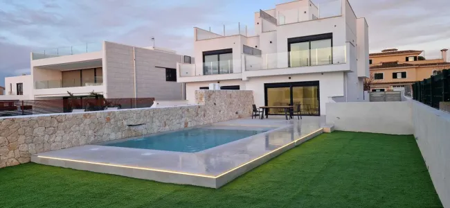 Moderne Neubau-Doppelhaushälfte mit Pool und Meerblick in Puig de Ros, Mallorca - Titelbild