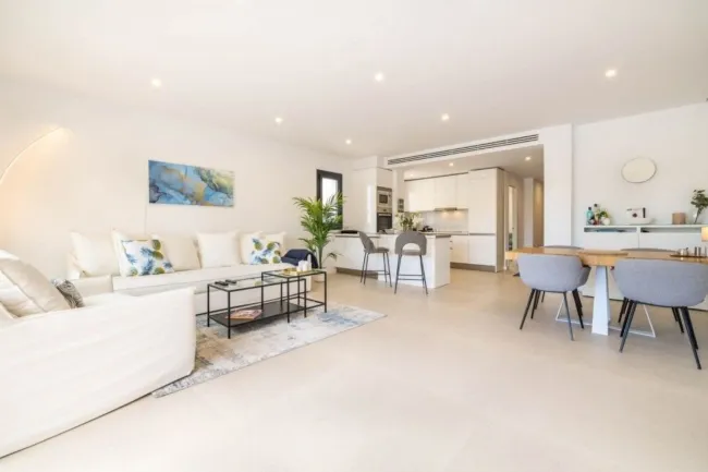 Moderne Neubau-Doppelhaushälfte mit Pool und Meerblick in Puig de Ros, Mallorca - Bild
